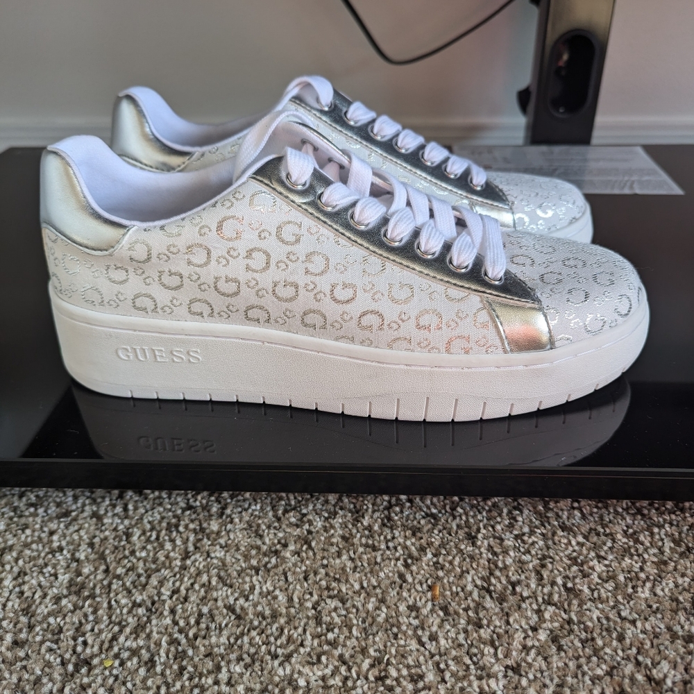 GUESS WOMENS TENNIS SHOE Sneakers Silver/white Size 11.